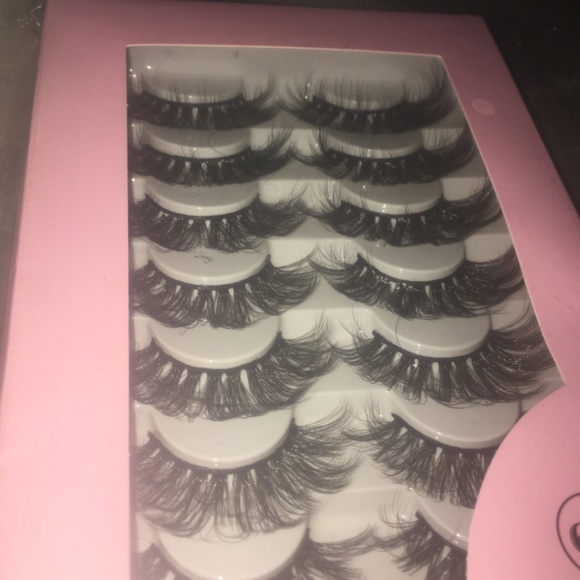 Lashes - Picture 2 of 3